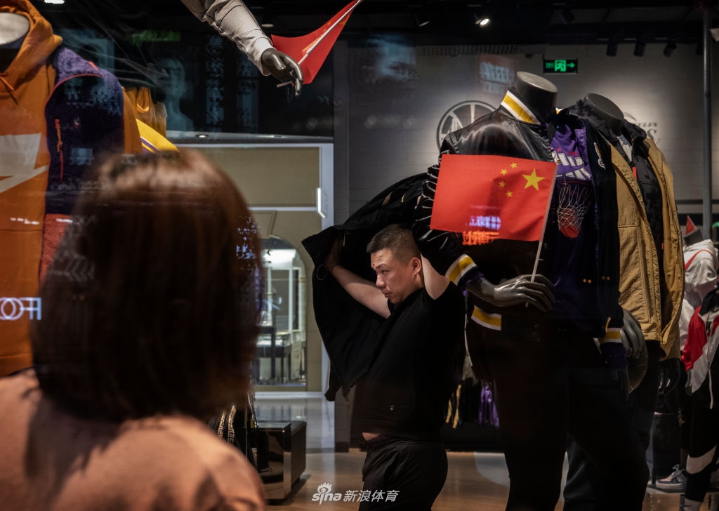 NBA北京旗舰店内随处可见五星红旗