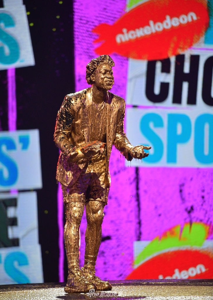 韦德获儿童运动选择奖传奇奖 秒变金人