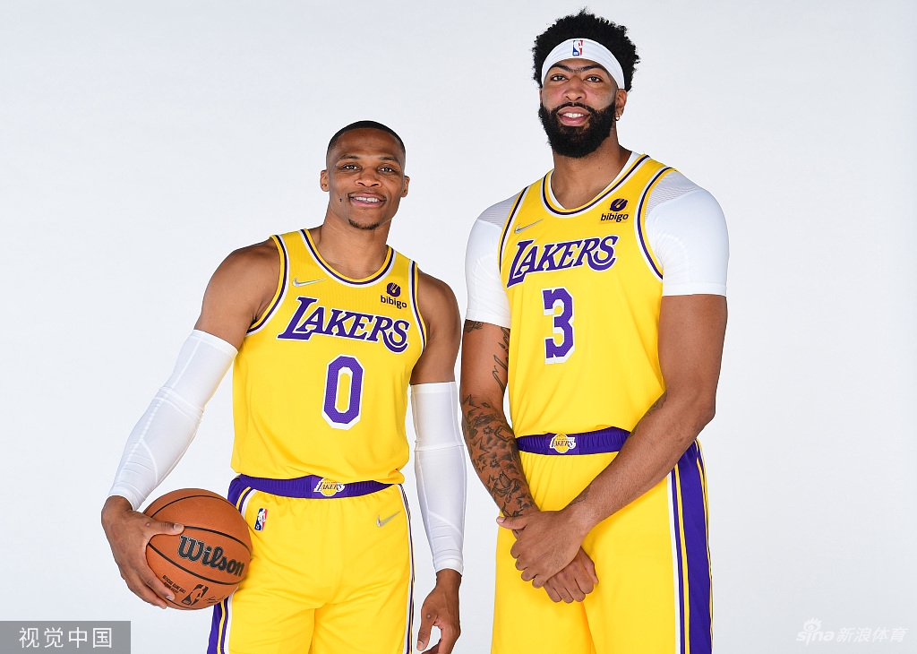 詹姆斯引领众星拍摄湖人新赛季写真