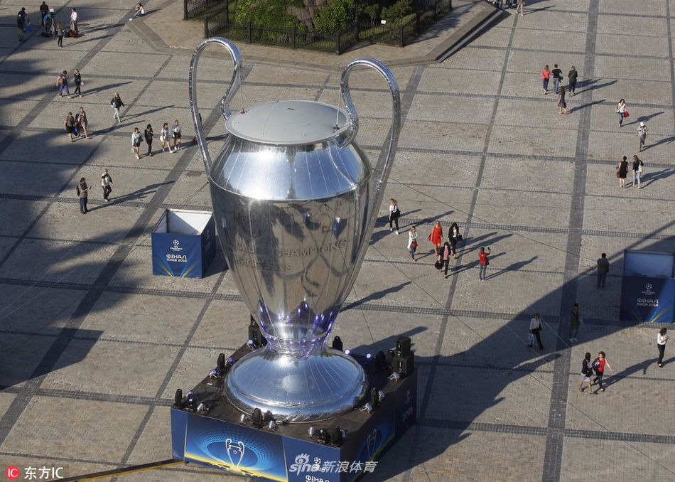 基辅静待欧冠决赛奖杯模型亮相广场