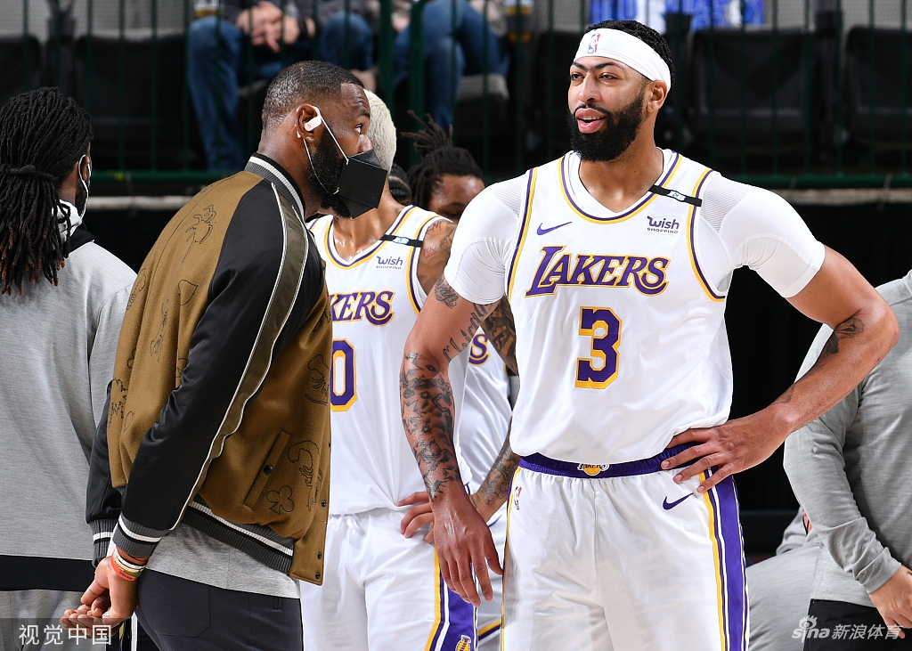 [NBA]湖人93-108独行侠 詹姆斯坐看输球脸色差