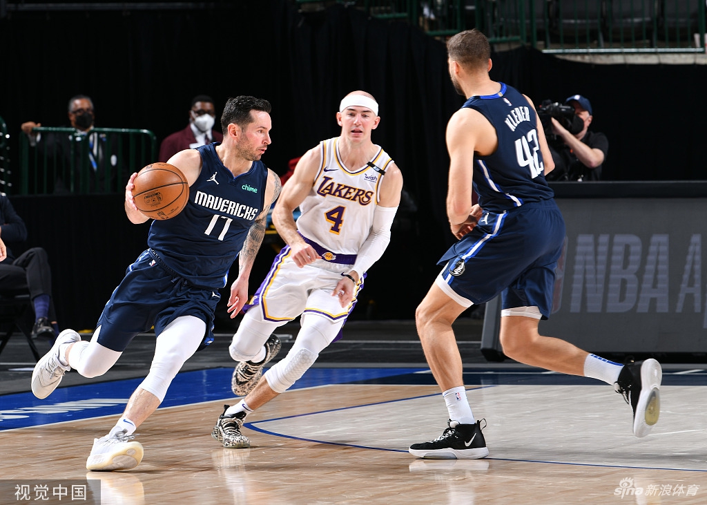 [NBA]湖人93-108独行侠 詹姆斯坐看输球脸色差