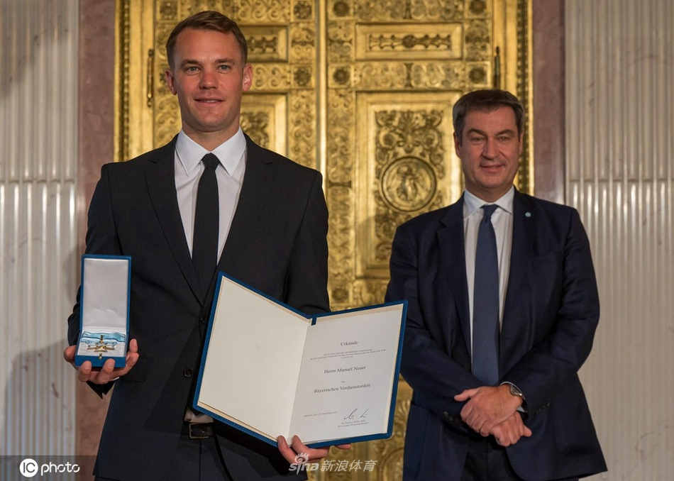 诺伊尔被授予巴伐利亚功勋勋章 西装革履出席颁奖仪式