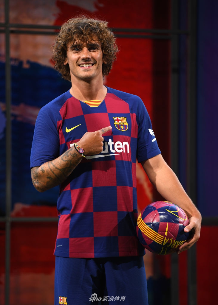 格列兹曼正式亮相巴萨 身披17号球衣