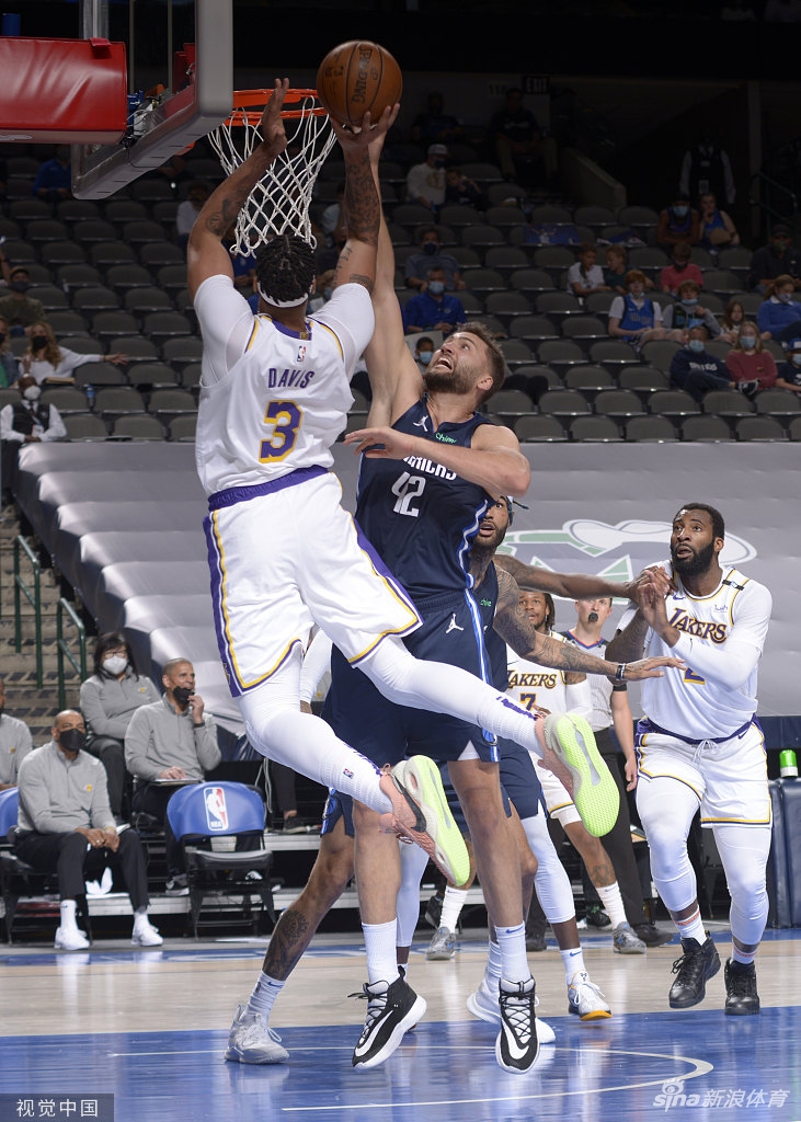 [NBA]湖人93-108独行侠 詹姆斯坐看输球脸色差