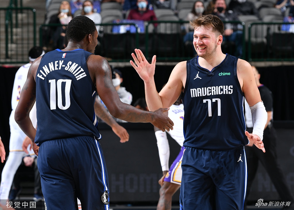 [NBA]湖人93-108独行侠 詹姆斯坐看输球脸色差