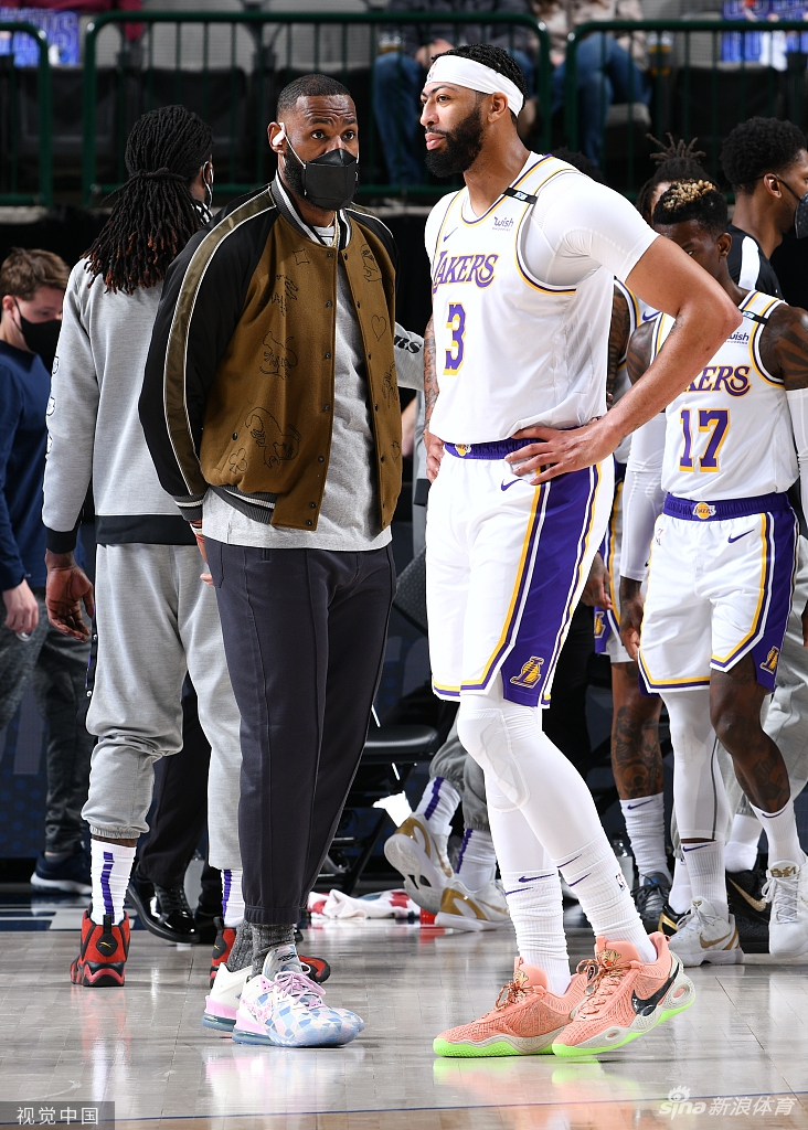 [NBA]湖人93-108独行侠 詹姆斯坐看输球脸色差