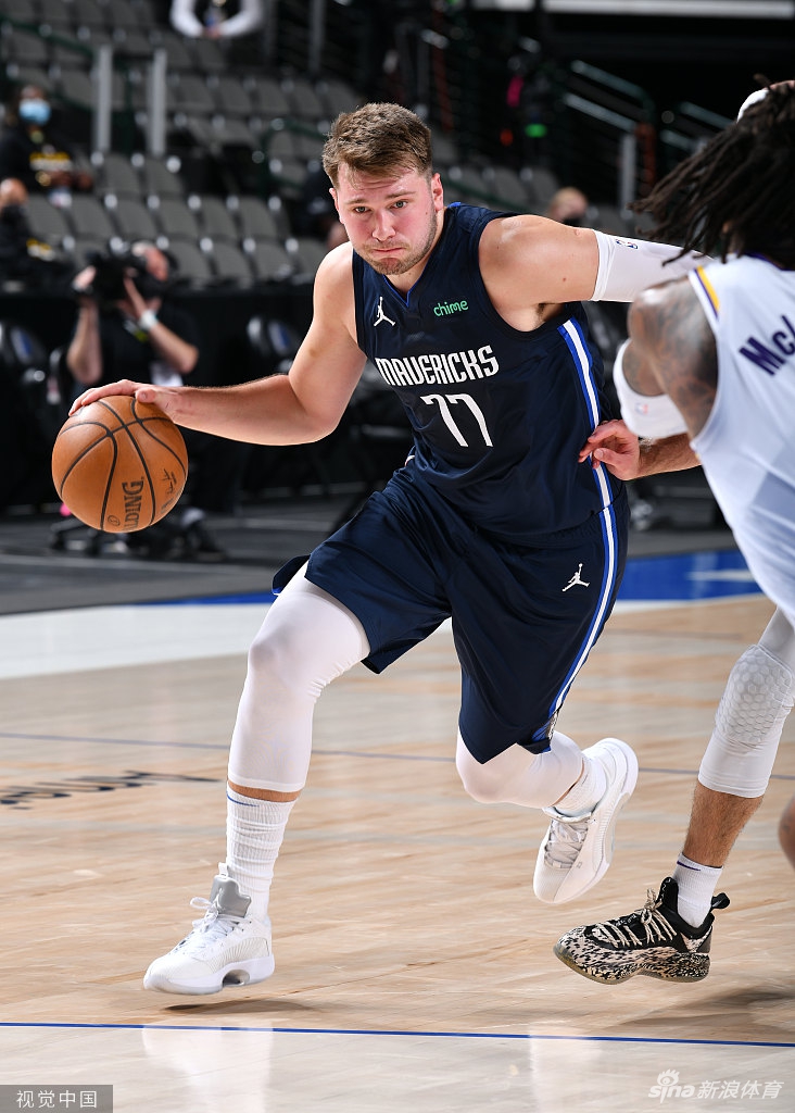 [NBA]湖人93-108独行侠 詹姆斯坐看输球脸色差