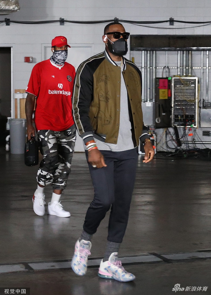 [NBA]湖人93-108独行侠 詹姆斯坐看输球脸色差