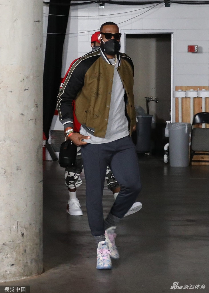 [NBA]湖人93-108独行侠 詹姆斯坐看输球脸色差