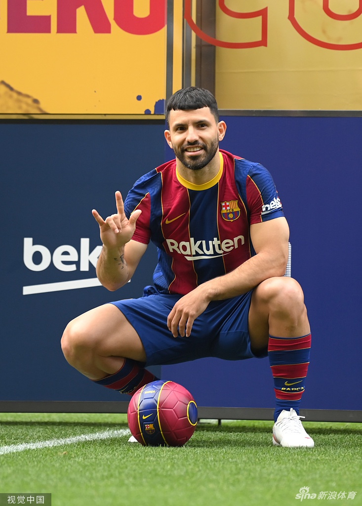 阿圭罗亮相诺坎普 正式与巴萨签约