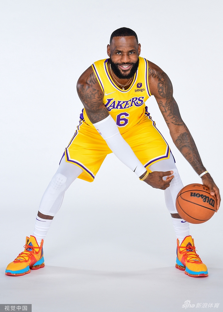 詹姆斯引领众星拍摄湖人新赛季写真