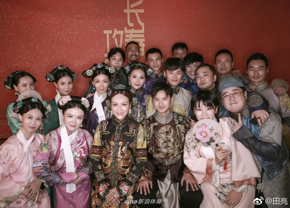 叶一茜生日演绎宫廷风 与田亮接吻甜蜜爆表