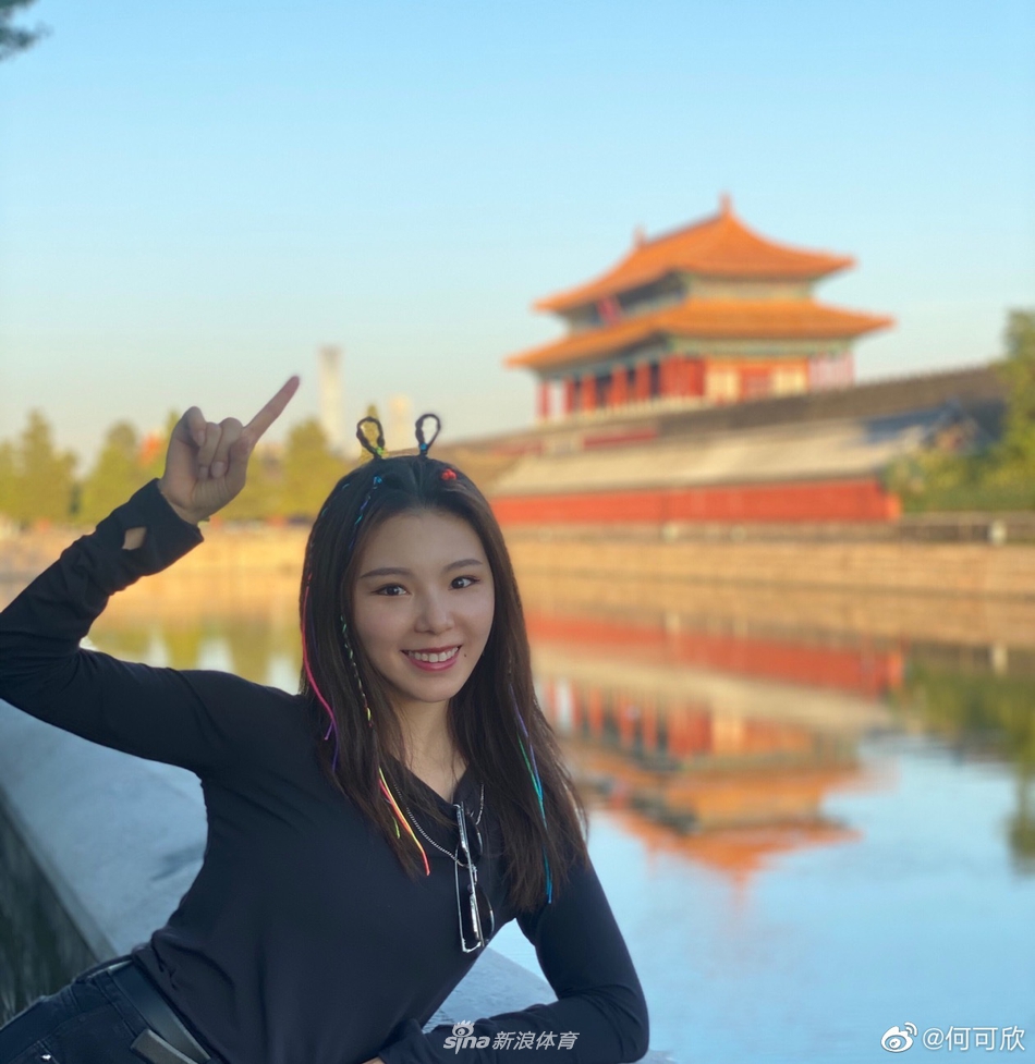 "高低杠公主"何可欣晒游玩照 小辫太可爱