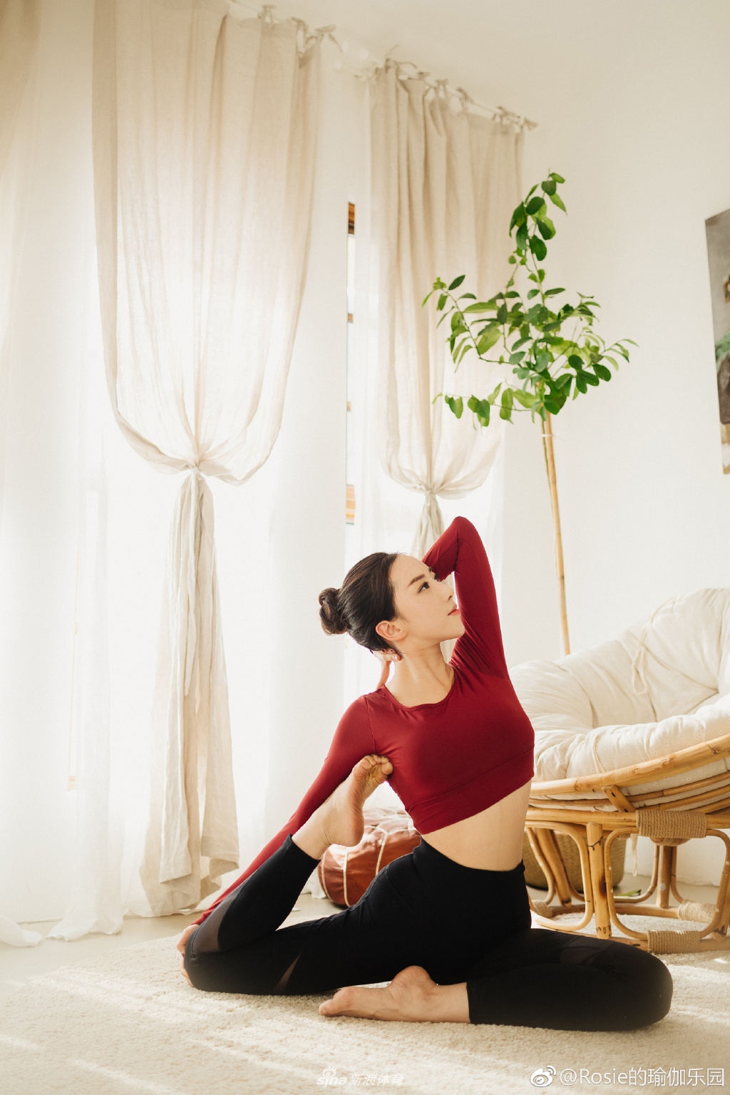 瑜伽美女导师教你收腰瘦腿 身材好到没朋友