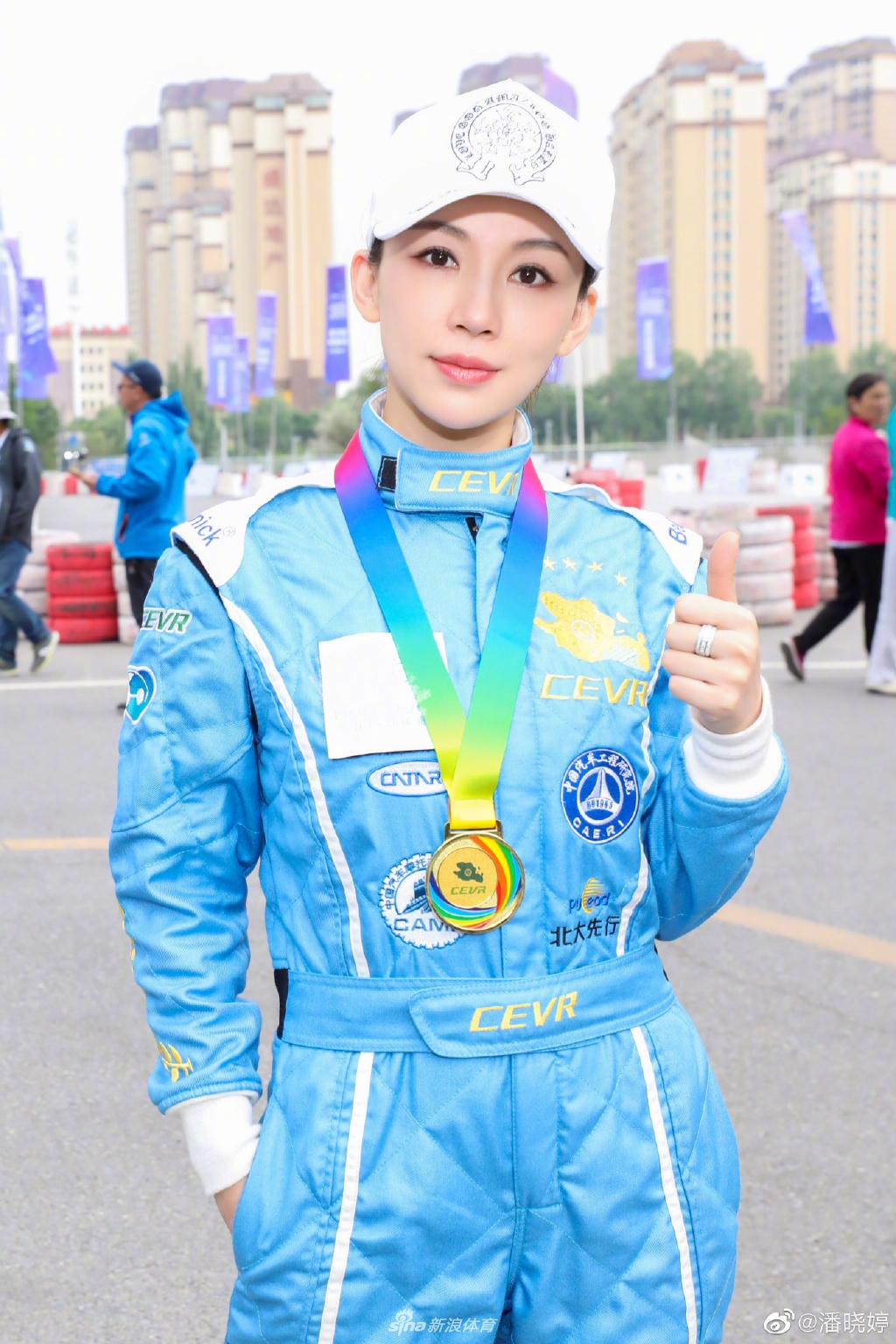 潘晓婷青海参加电动汽车挑战赛 父母同行