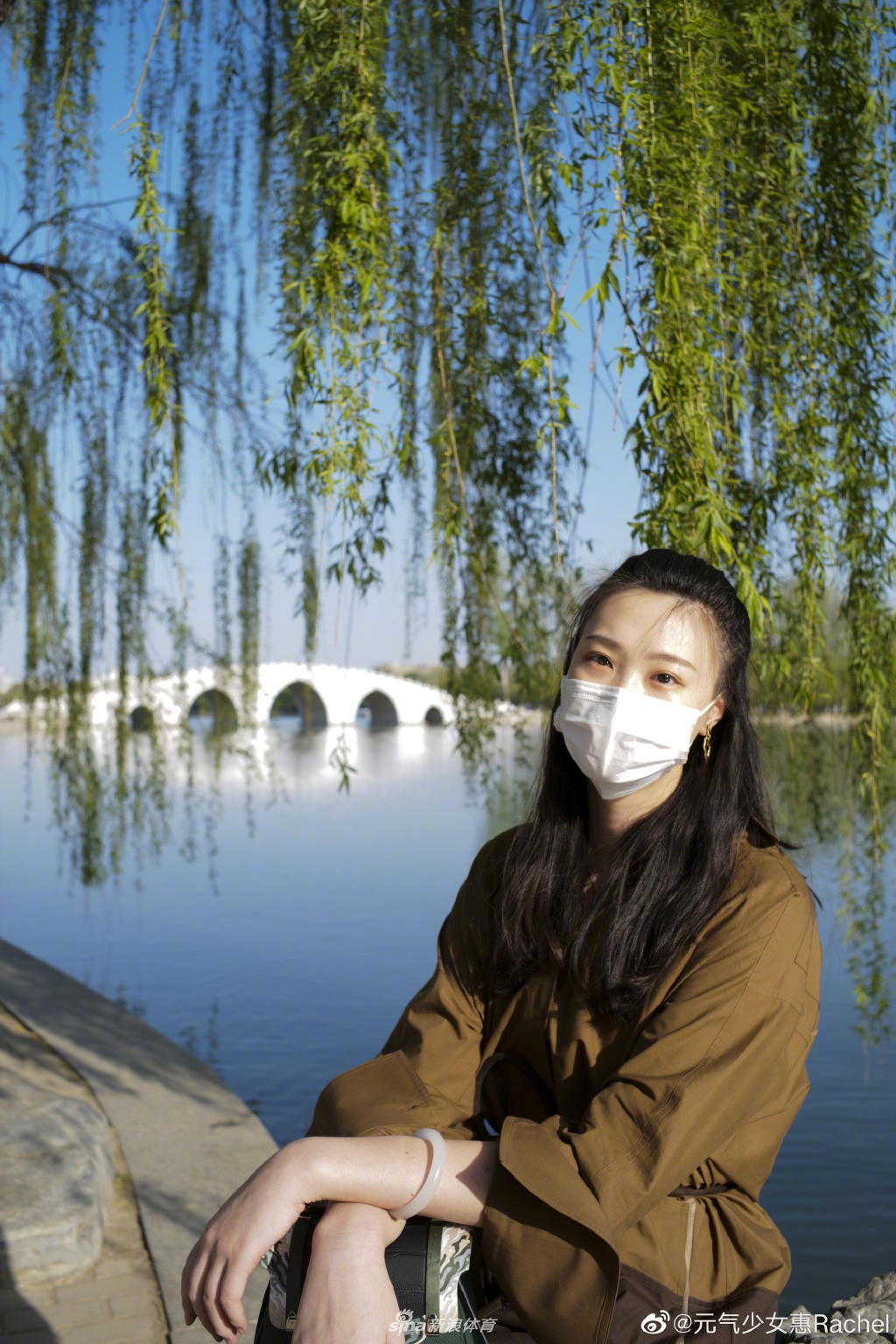 惠若琪戴口罩玩自拍 难掩精致容颜