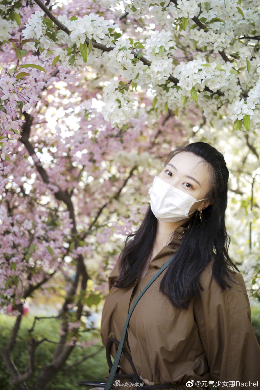 惠若琪戴口罩玩自拍 难掩精致容颜