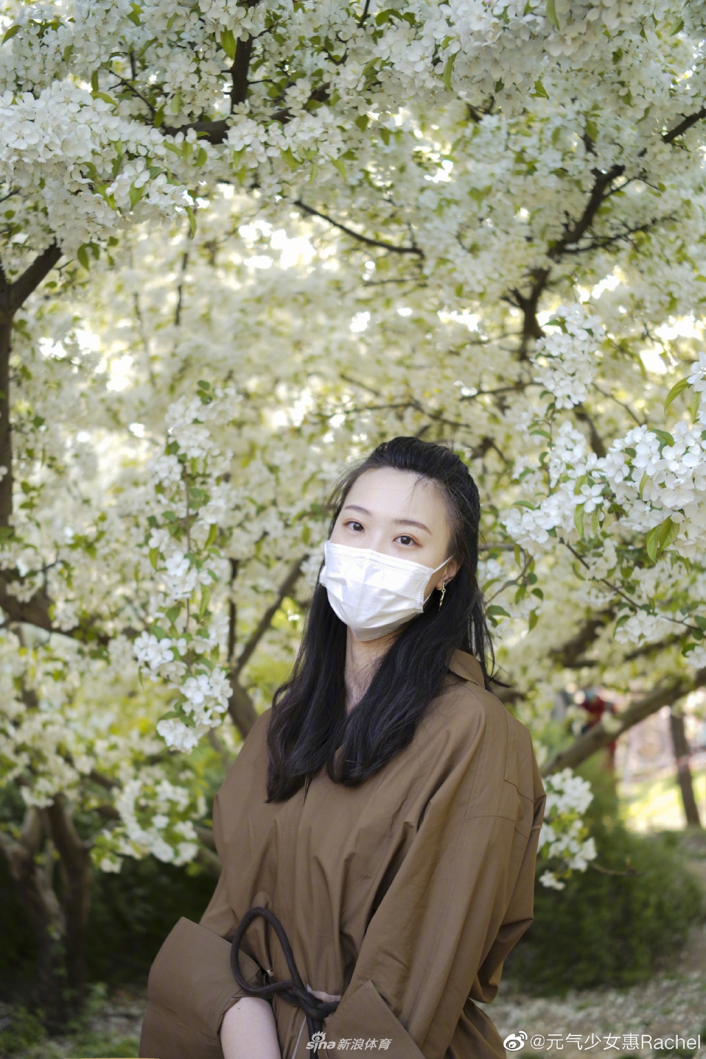 惠若琪戴口罩玩自拍 难掩精致容颜