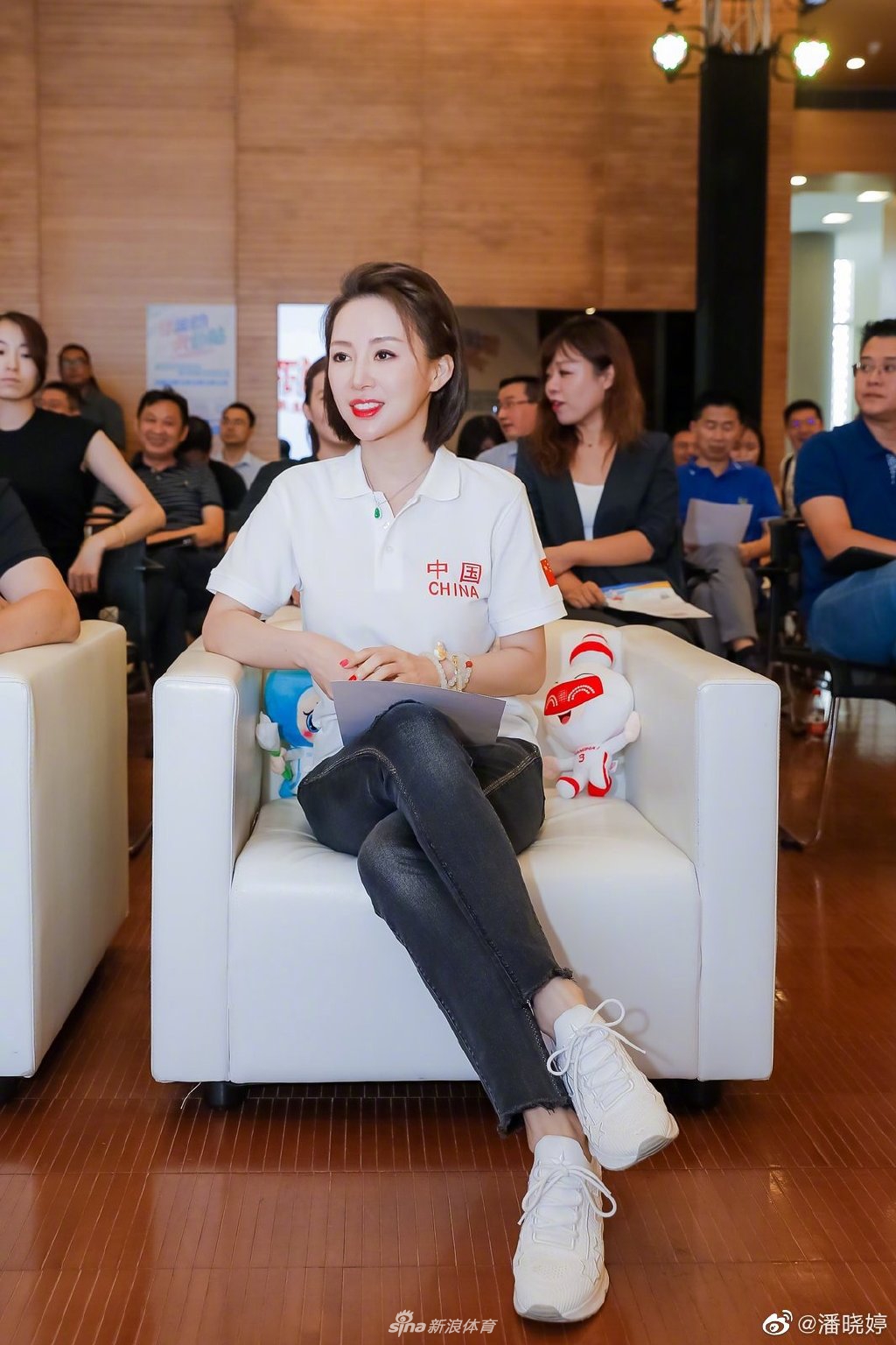 九球天后潘晓婷参加活动优雅端庄