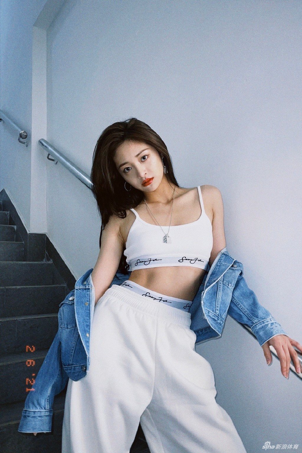 女星周洁琼晒高难度健身美照 穿瑜伽裤秀好身材