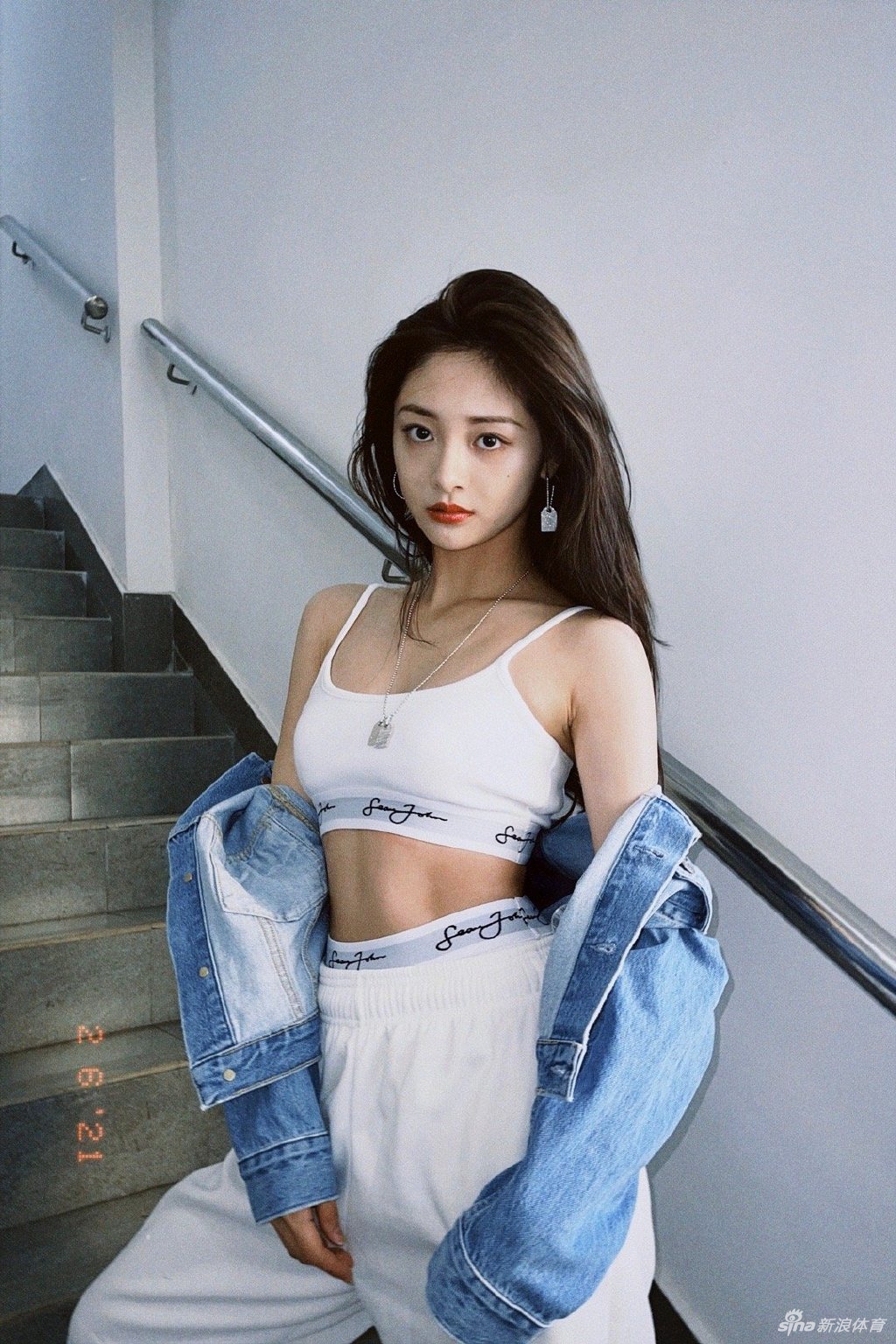 女星周洁琼晒高难度健身美照 穿瑜伽裤秀好身材