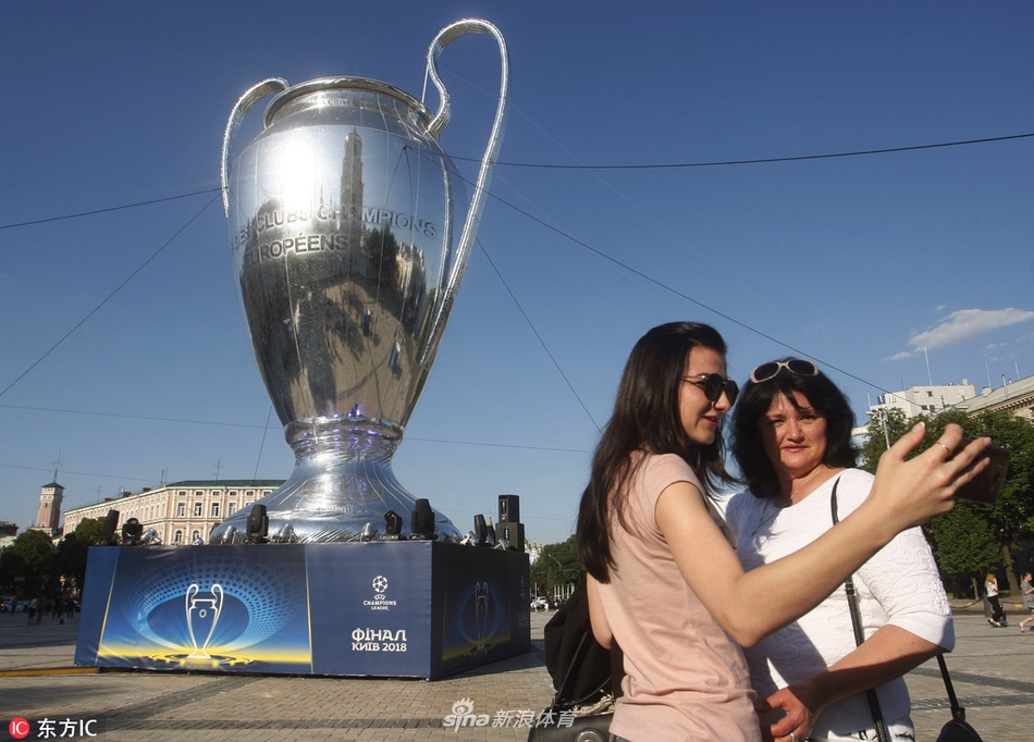 基辅静待欧冠决赛奖杯模型亮相广场