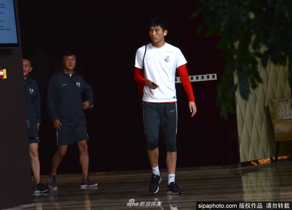 申花旧将随青岛黄海现身酒店 外援友好为球迷签名合影