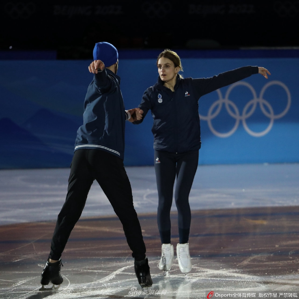 羽生结弦头戴冰墩墩帽子憨态可掬