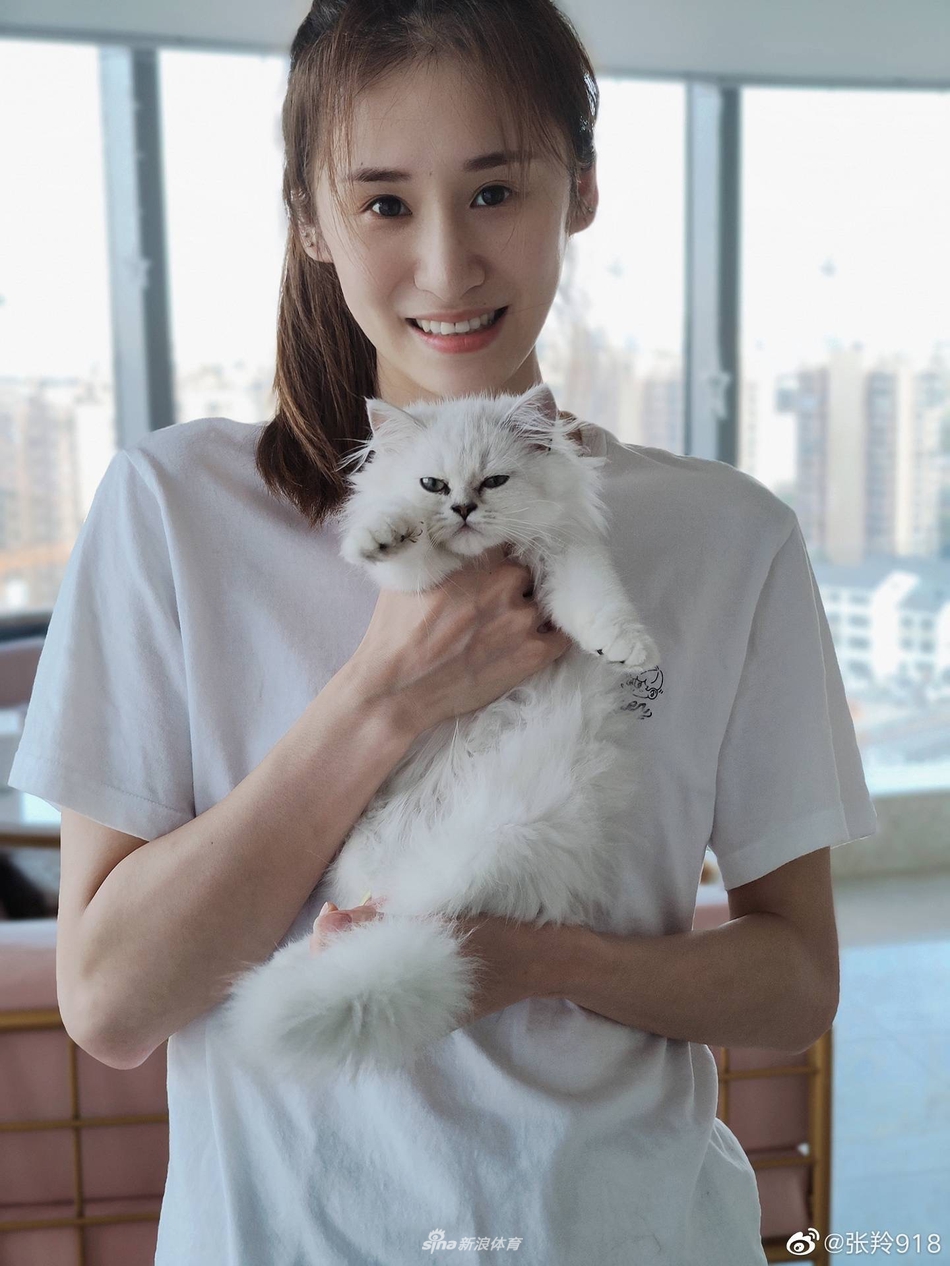 艺体六美之张羚 撸猫自拍心情佳