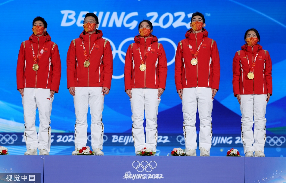 中国首金！短道速滑混合团体接力颁奖仪式