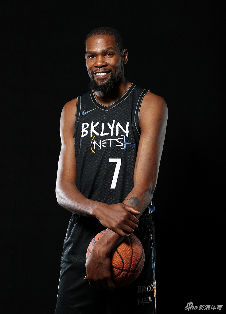 篮网队拍摄新赛季球员写真 杜兰特欧文造型满分