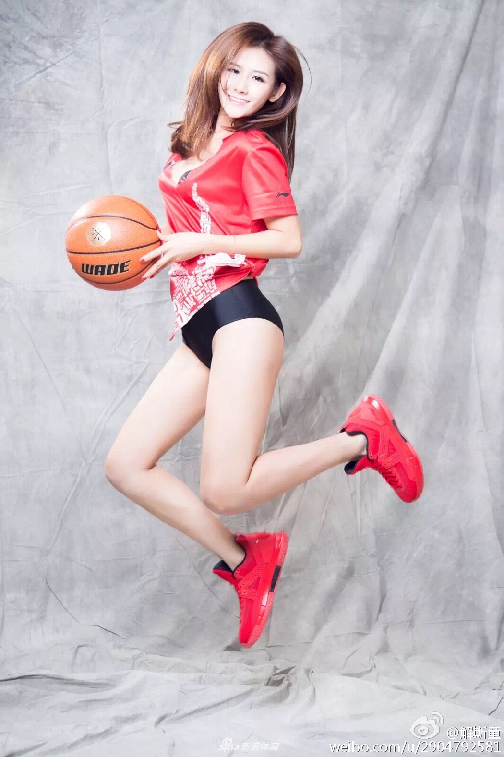 身材劲爆的篮球小姐姐 想和她1v1