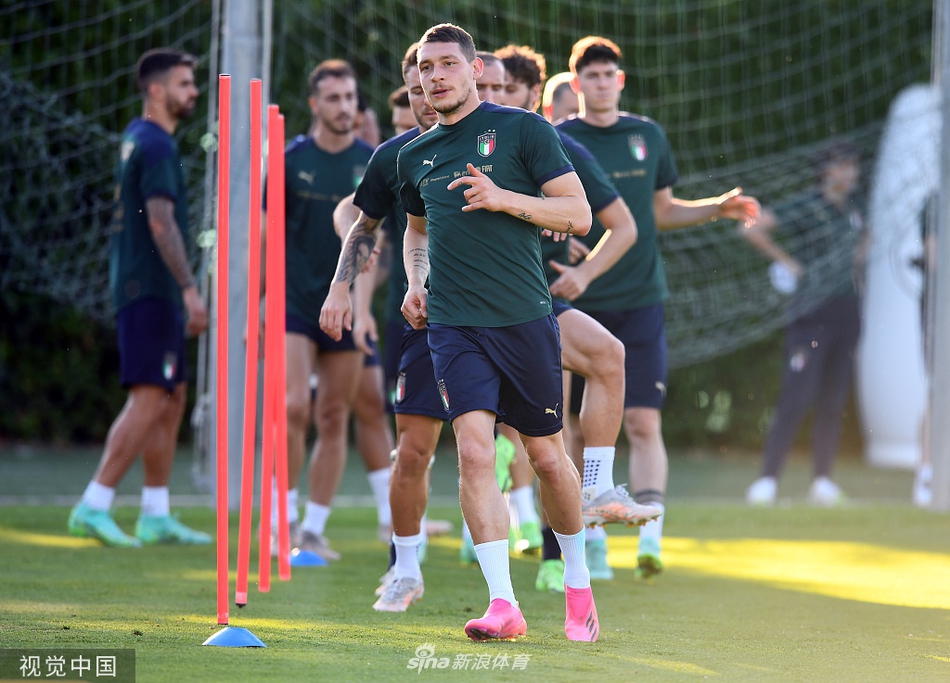 全队在训练结束前进行抢圈游戏，气氛轻松愉快。这种张弛有度的备战节奏，有助于球员在大赛前保持最佳的心理和生理状态，迎接比利时队的挑战。