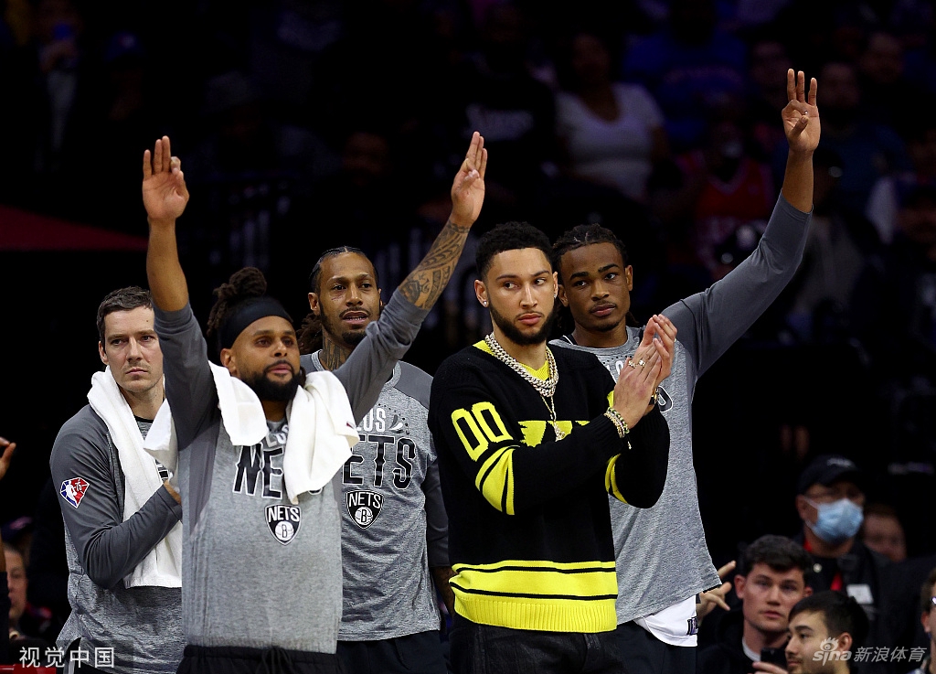 全场球迷狂嘘！西蒙斯回费城享受巨星待遇