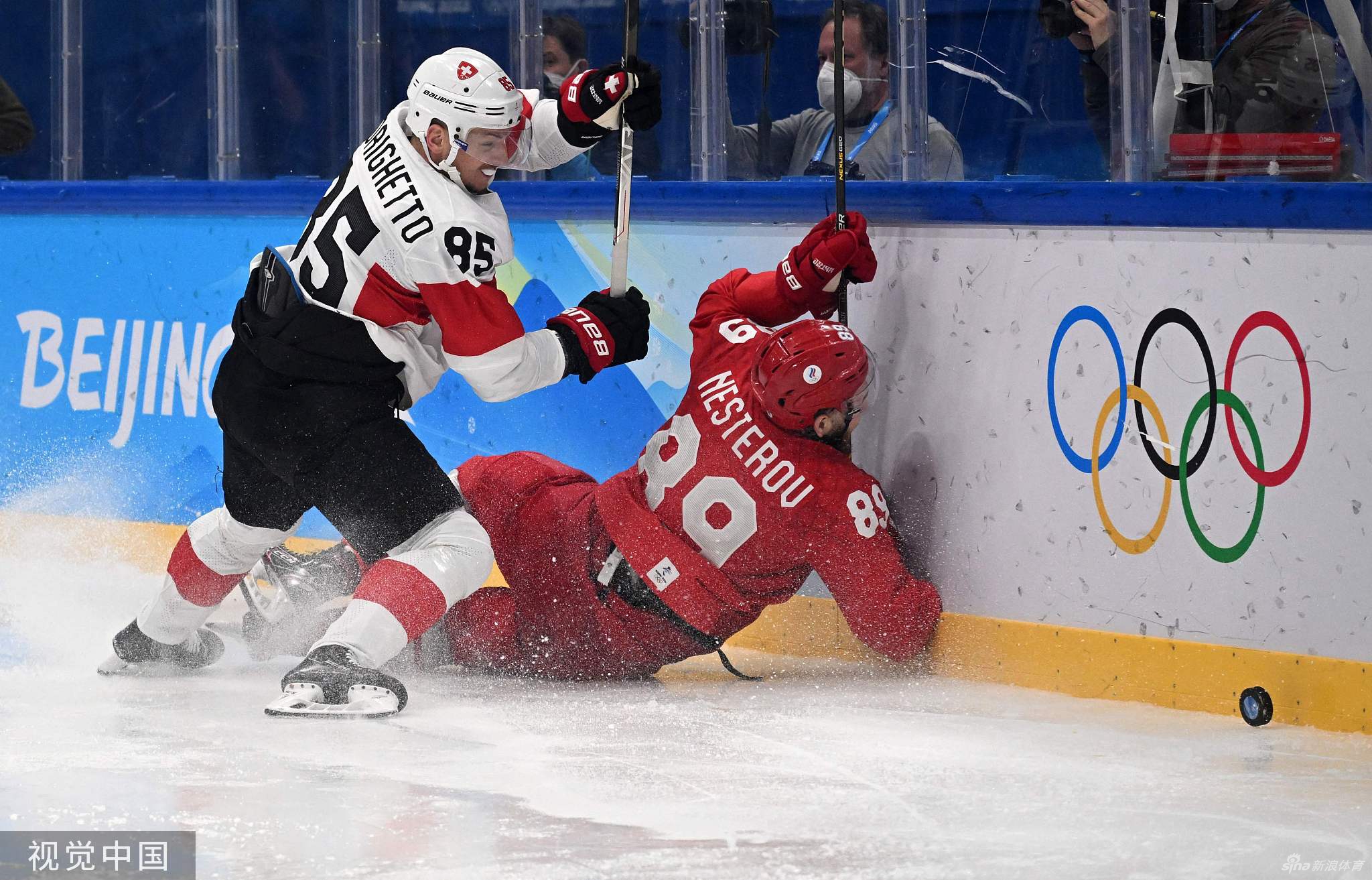 男冰揭幕战俄瑞爆发冲突 多人混战裁判都挨揍