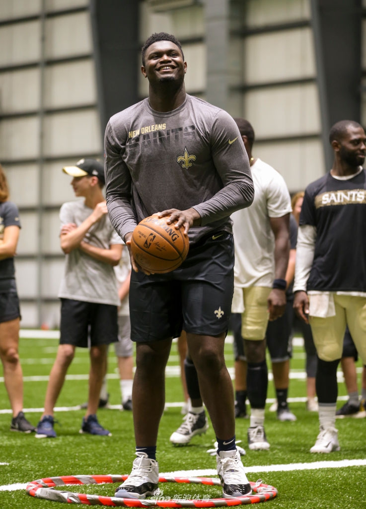 NBA状元秀锡安拜访NFL圣徒队 他打橄榄球也是一员猛将