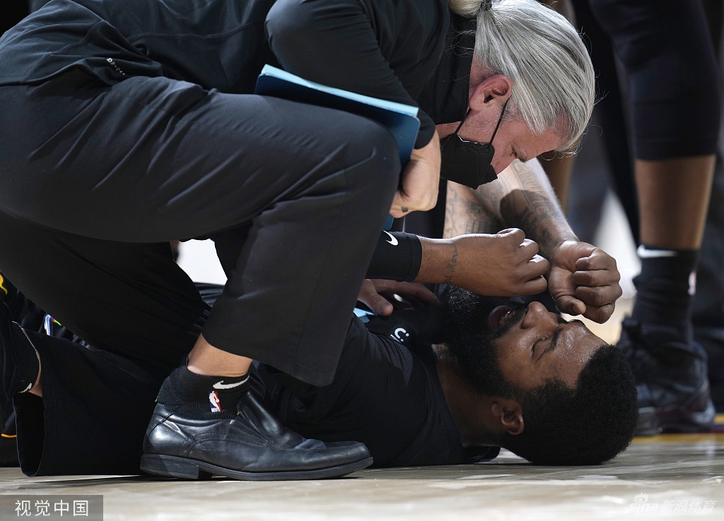 双双被驱逐！莫里斯肘击约基奇被撞翻倒地