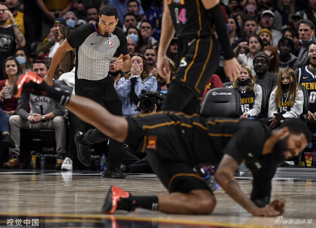 双双被驱逐！莫里斯肘击约基奇被撞翻倒地