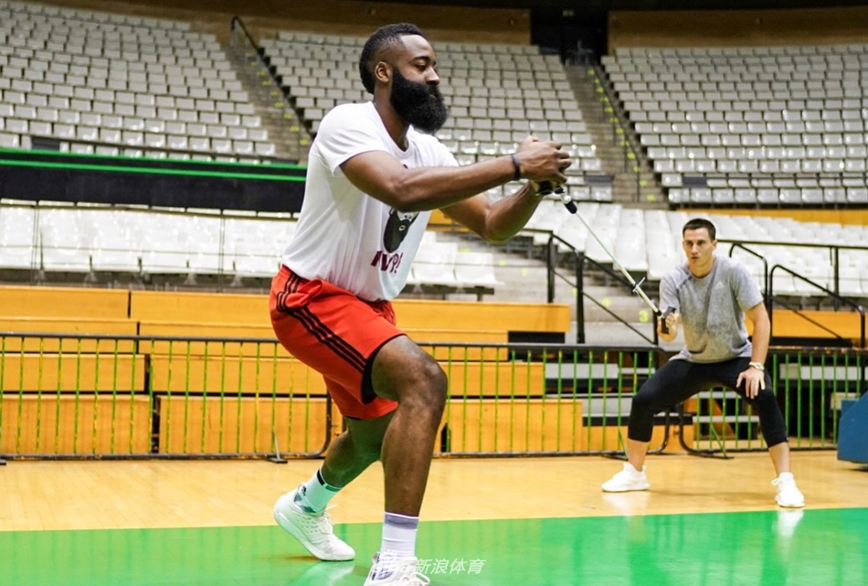 哈登出行西班牙不忘训练 合影拉莫斯
