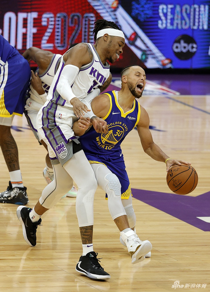 库里被对手犯规