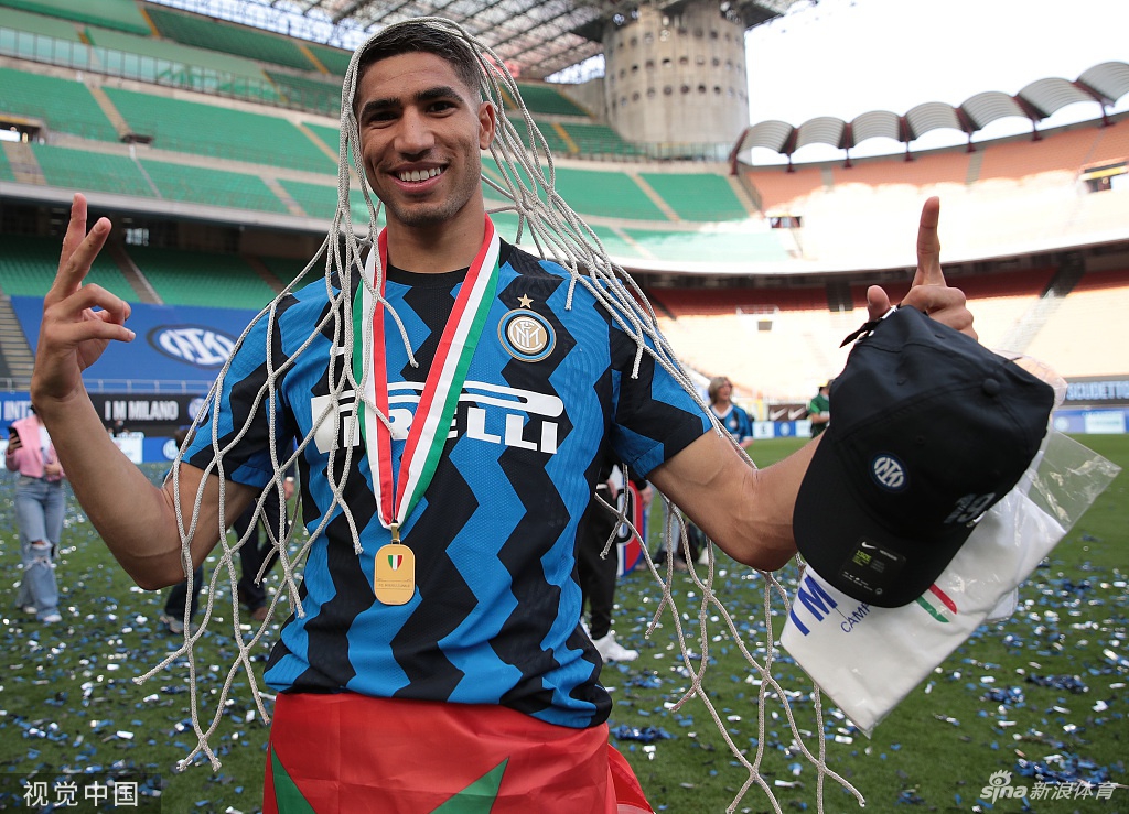 荣耀时刻！国米时隔11年再捧意甲冠军奖杯