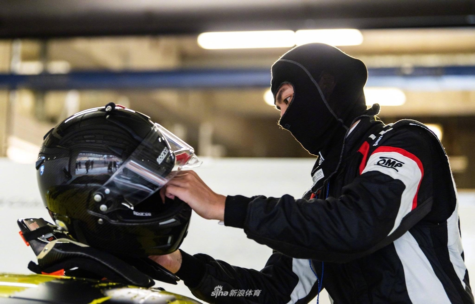 吴亦凡再晒赛车帅照!还是那个酷boy