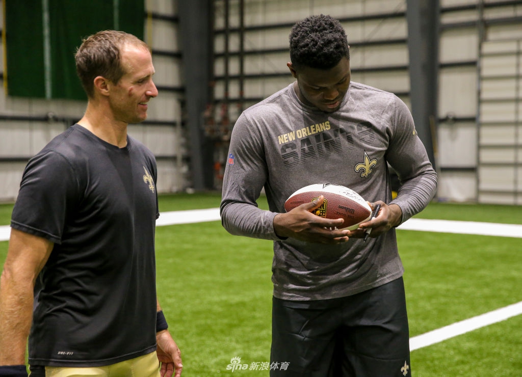 NBA状元秀锡安拜访NFL圣徒队 他打橄榄球也是一员猛将