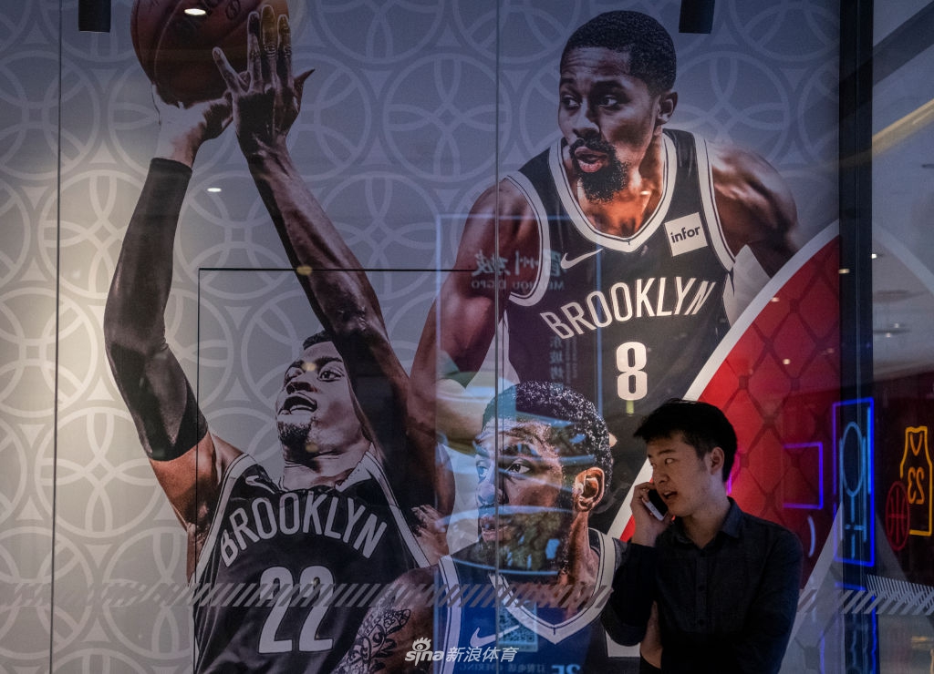 NBA北京旗舰店内随处可见五星红旗