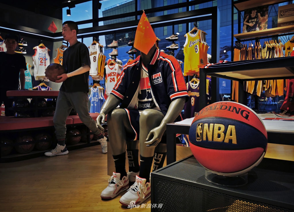 NBA北京旗舰店内随处可见五星红旗