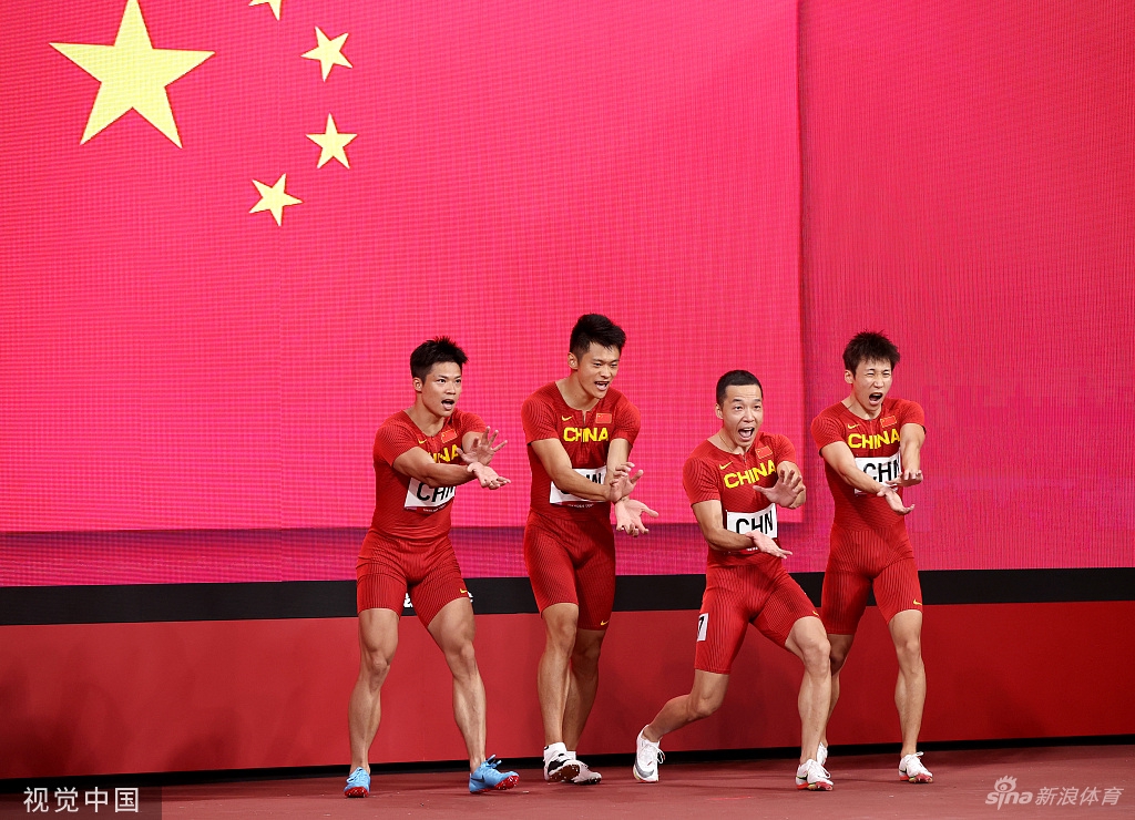 中国红!奥运健儿与五星红旗交相辉映