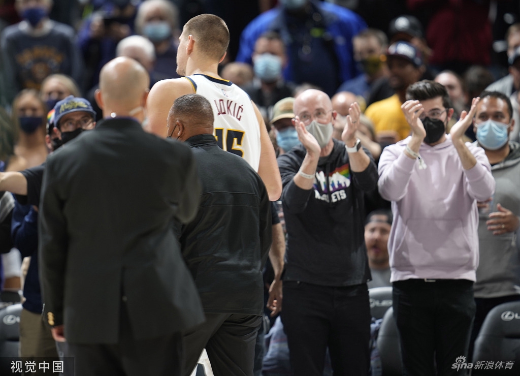 双双被驱逐！莫里斯肘击约基奇被撞翻倒地