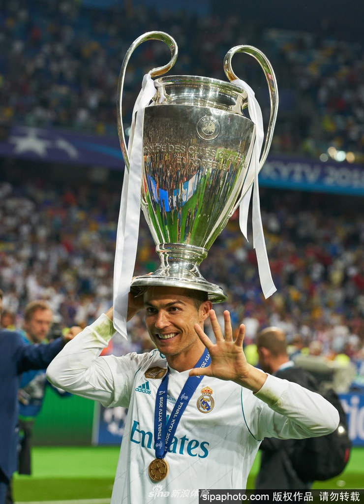 足坛第一人！体坛第三人！C罗收入将突破10亿美元