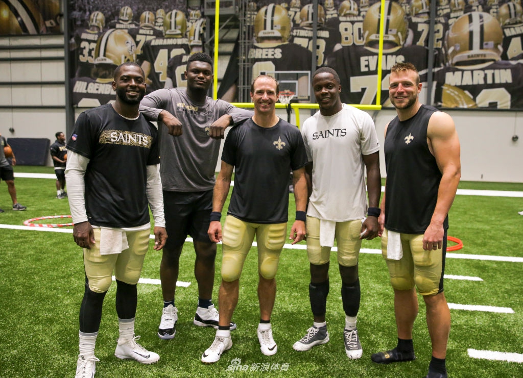 NBA状元秀锡安拜访NFL圣徒队 他打橄榄球也是一员猛将